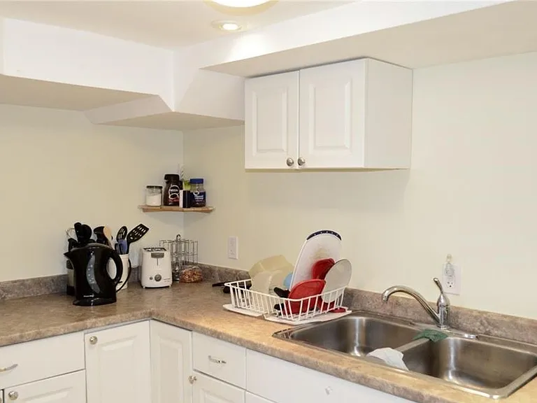 461 Victoria St S #B — Photo 5