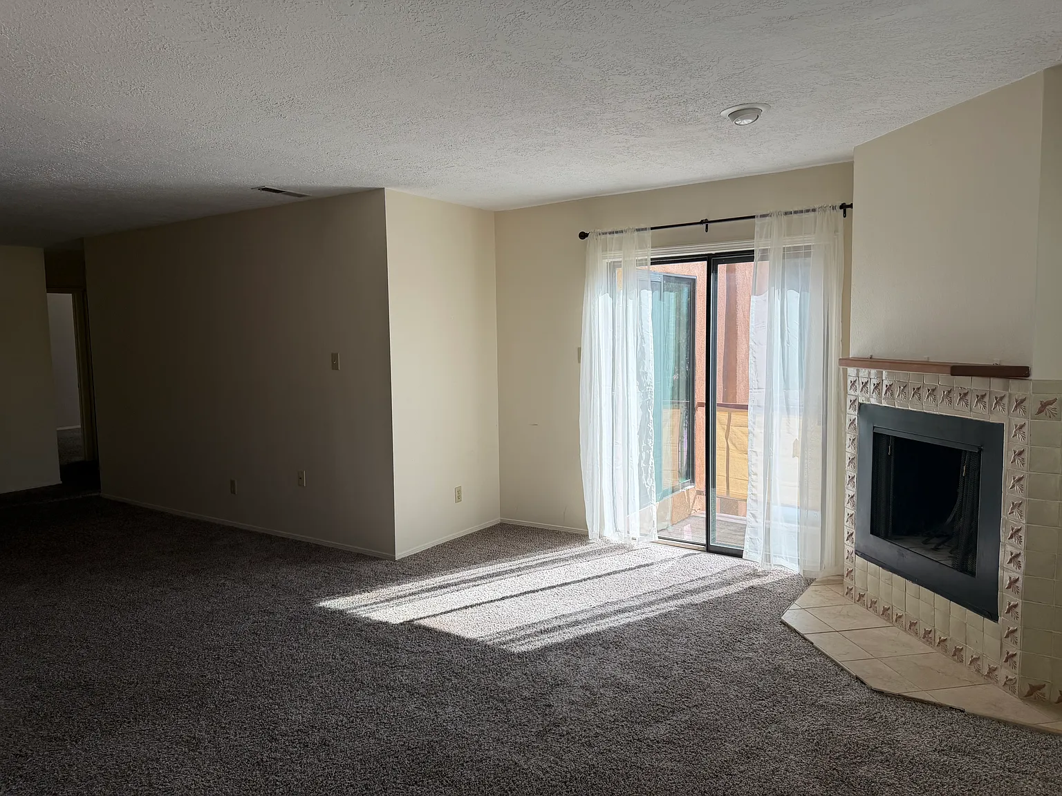 2 bed, 1300 sqft, $2,300 — Photo 2