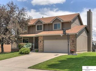 821 Auburn Ln, Papillion, NE 68046