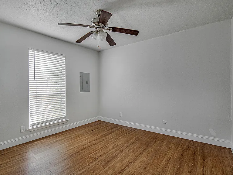 304 E Mitchell St — Photo 10