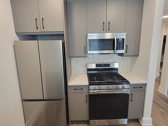 2nd image of 403 7th St #403