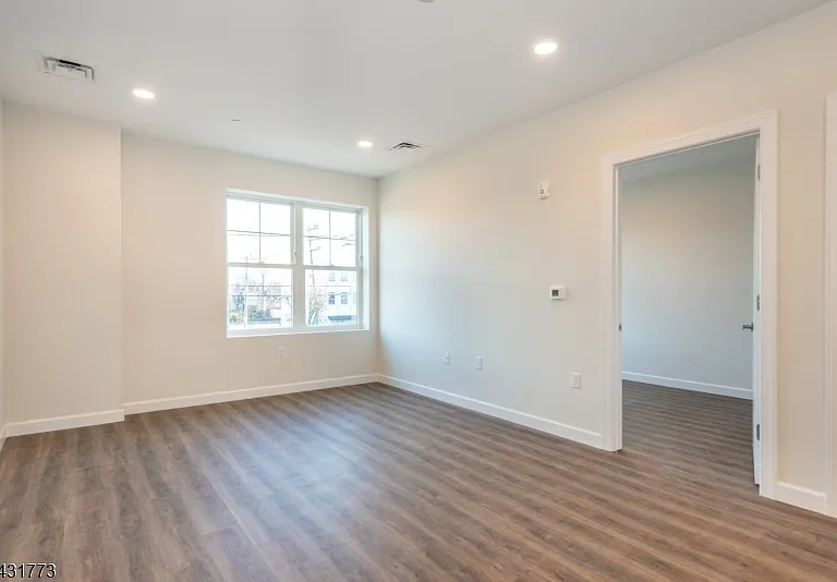 515 Union Blvd #28 — Photo 2