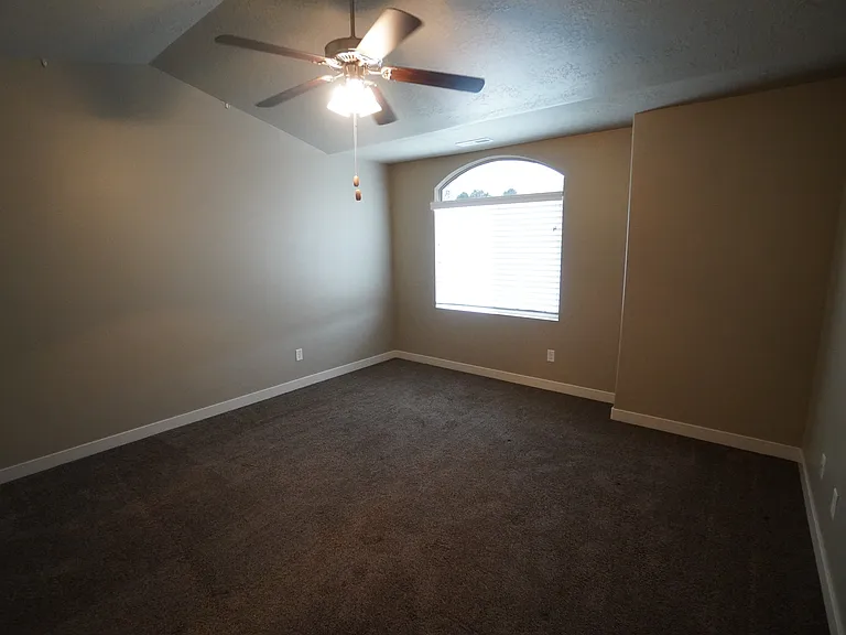 1085 W 2875 N — Photo 18