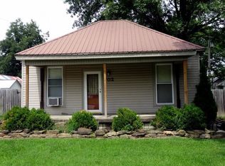 702 Stewart St, Carmi, IL 62821