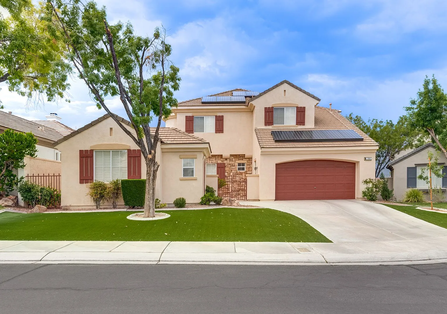 Luxurious, Entertainers Dream 4 Bedroom Home — Photo 1