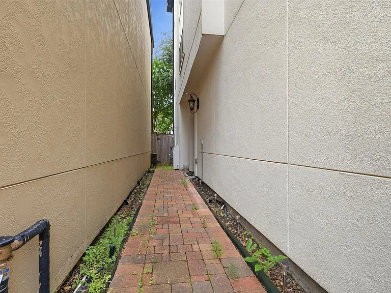 1665 Upland Lakes — Photo 23