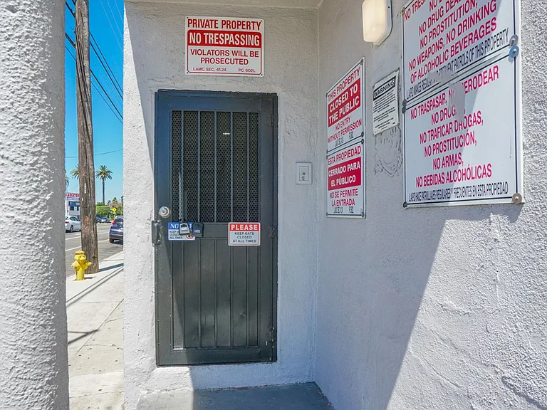 West Adams Studio Apartments — Photo 7
