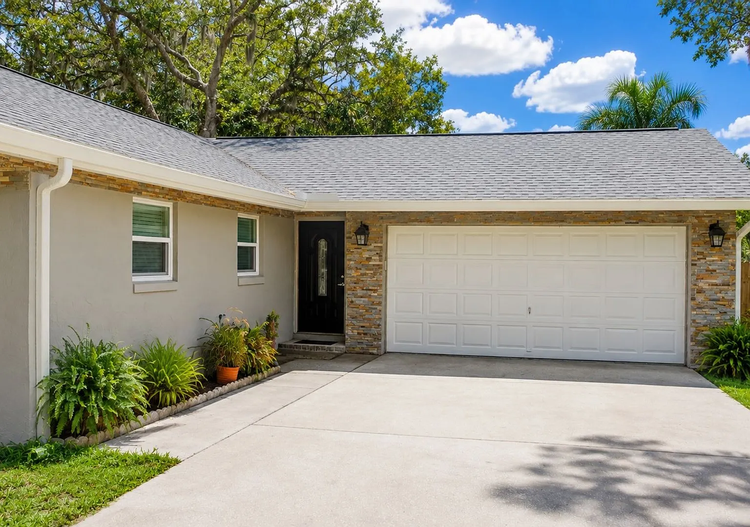 3 Bedrooms / 2 Bath Brandon Home — Photo 2