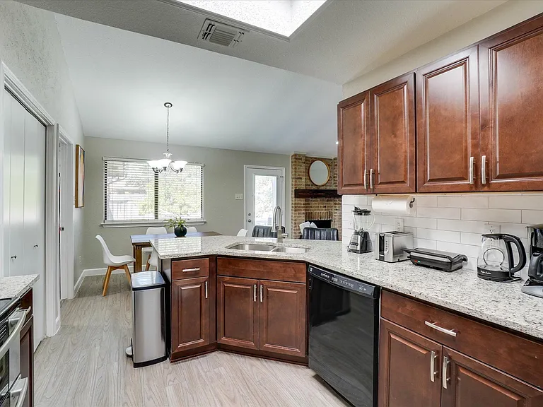 1725 Canterbury Ln — Photo 15