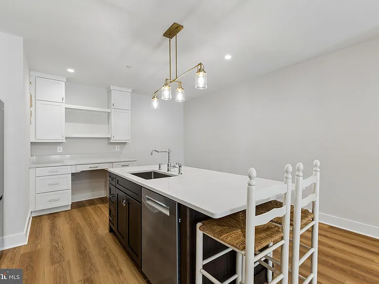 6101 Berkshire Dr — Photo 24