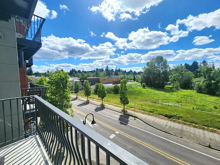 The Crossings at Gresham Station — Photo 43