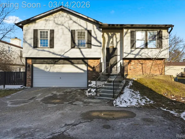 2919 Roundtree Dr, Troy, MI 48083