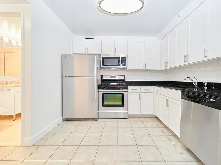 160 Riverside Blvd #6F — Photo 5