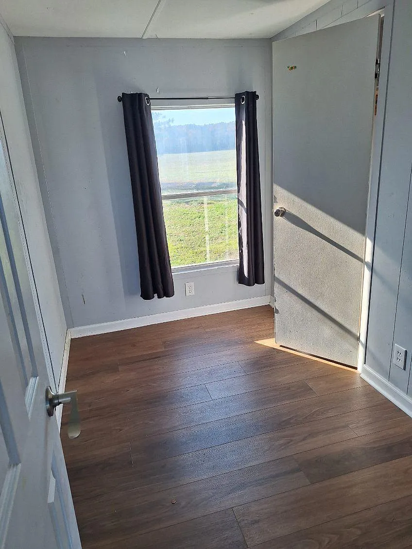 3 bed, 950 sqft, $1,250 — Photo 2