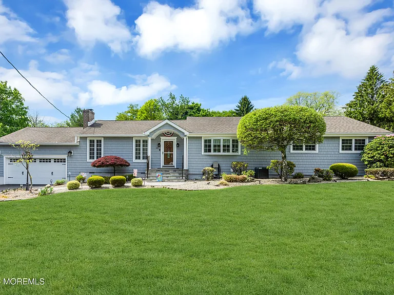 60 Farrell Dr — Photo 1
