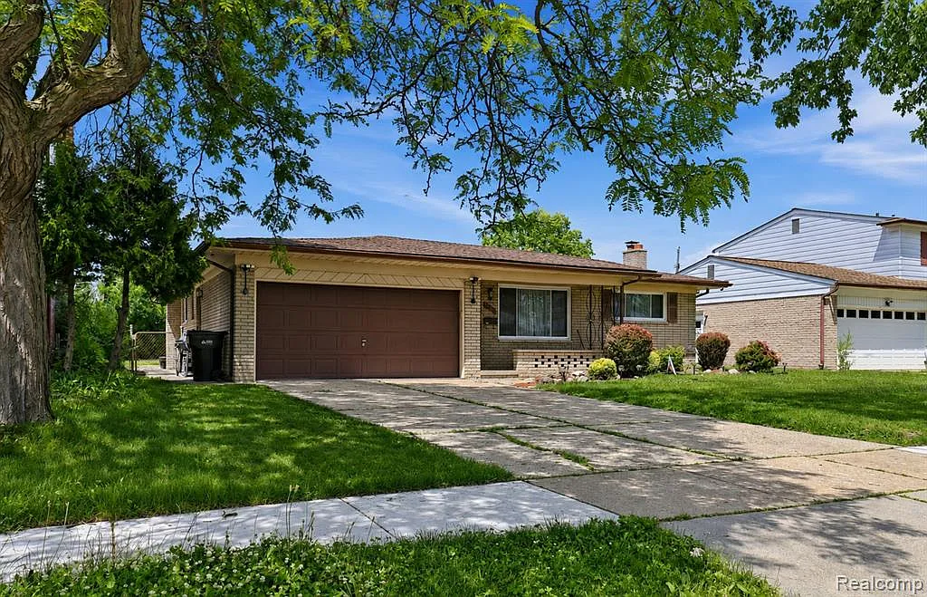 3 bed, 1.5 bath, 2642 sqft, $2,300 — Photo 1