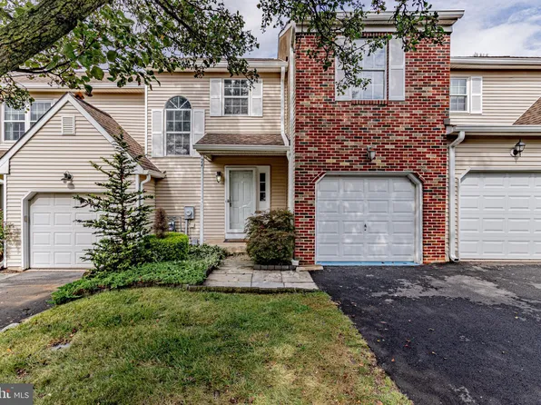 24 Pioneer Ct, Ewing, NJ 08628