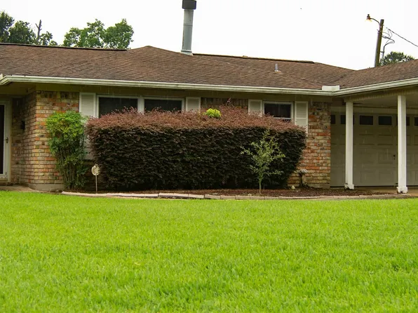 6840 Howe St, Groves, TX 77619
