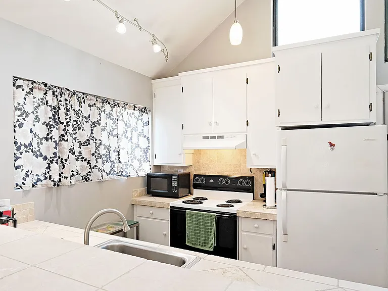 1210 Chatham Rdg — Photo 4