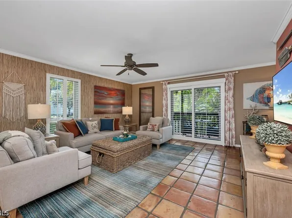 995 9th Ave S APT 6, Naples, FL 34102