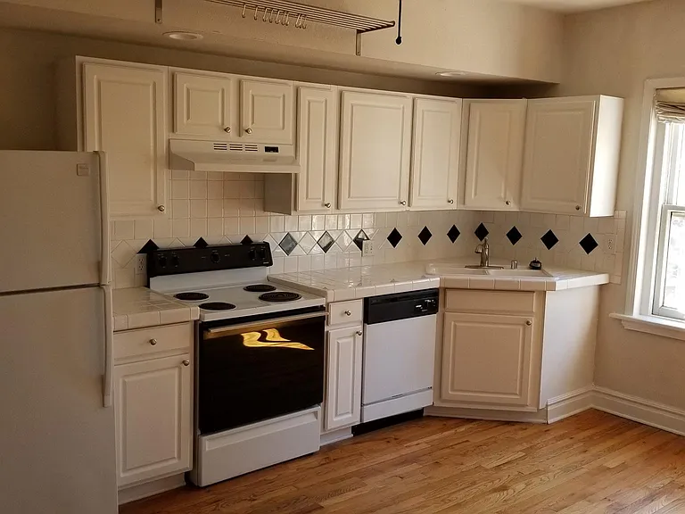 That late 90s, contractor grade kitchen is CLEAN