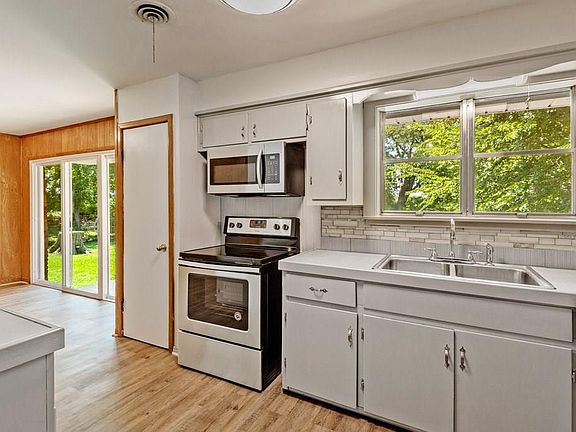4th image of 1002 Grant Dr
