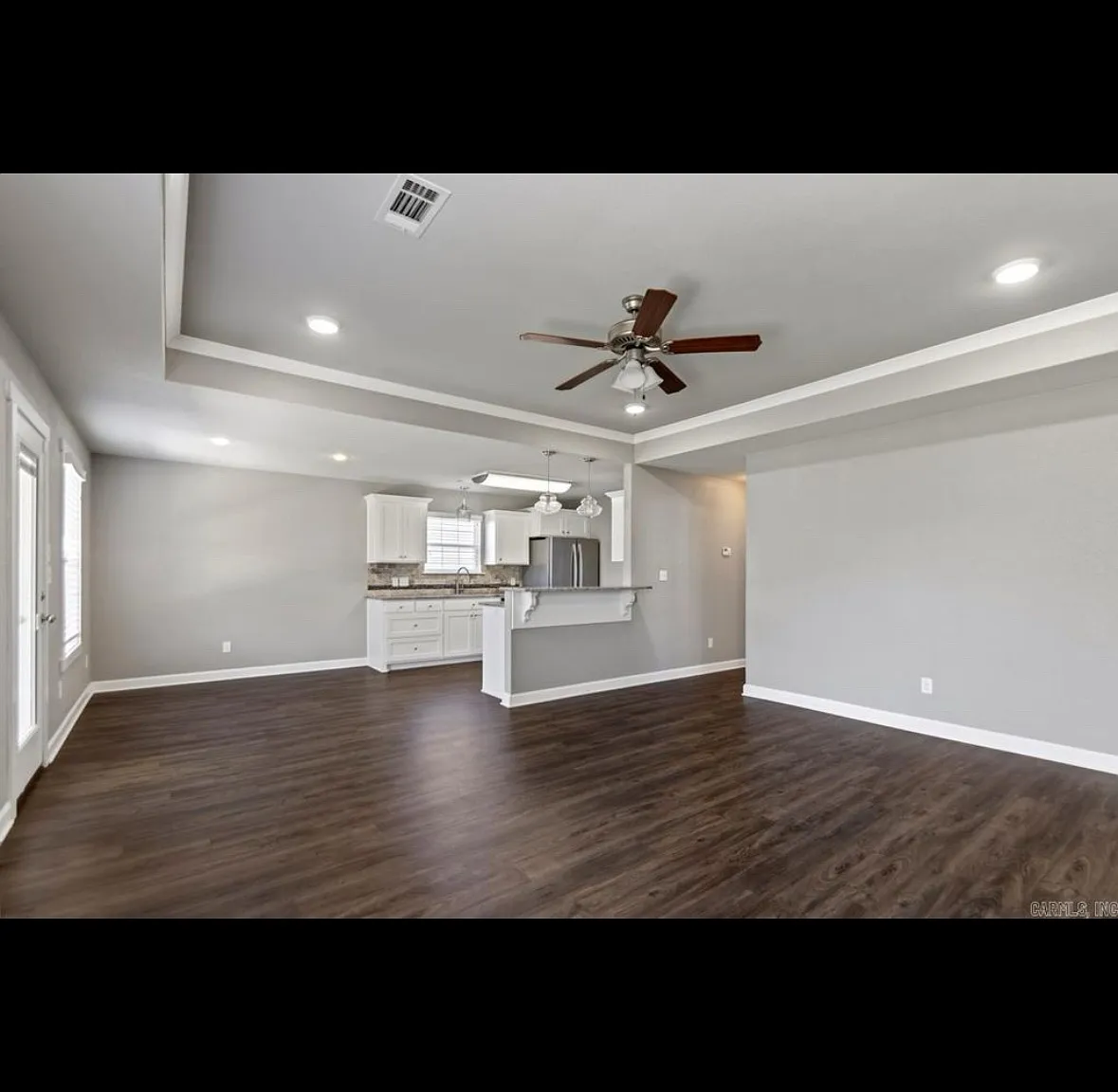 403 Carriage Dr — Photo 2