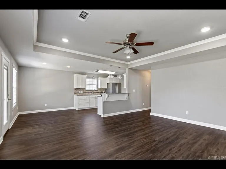 403 Carriage Dr — Photo 2
