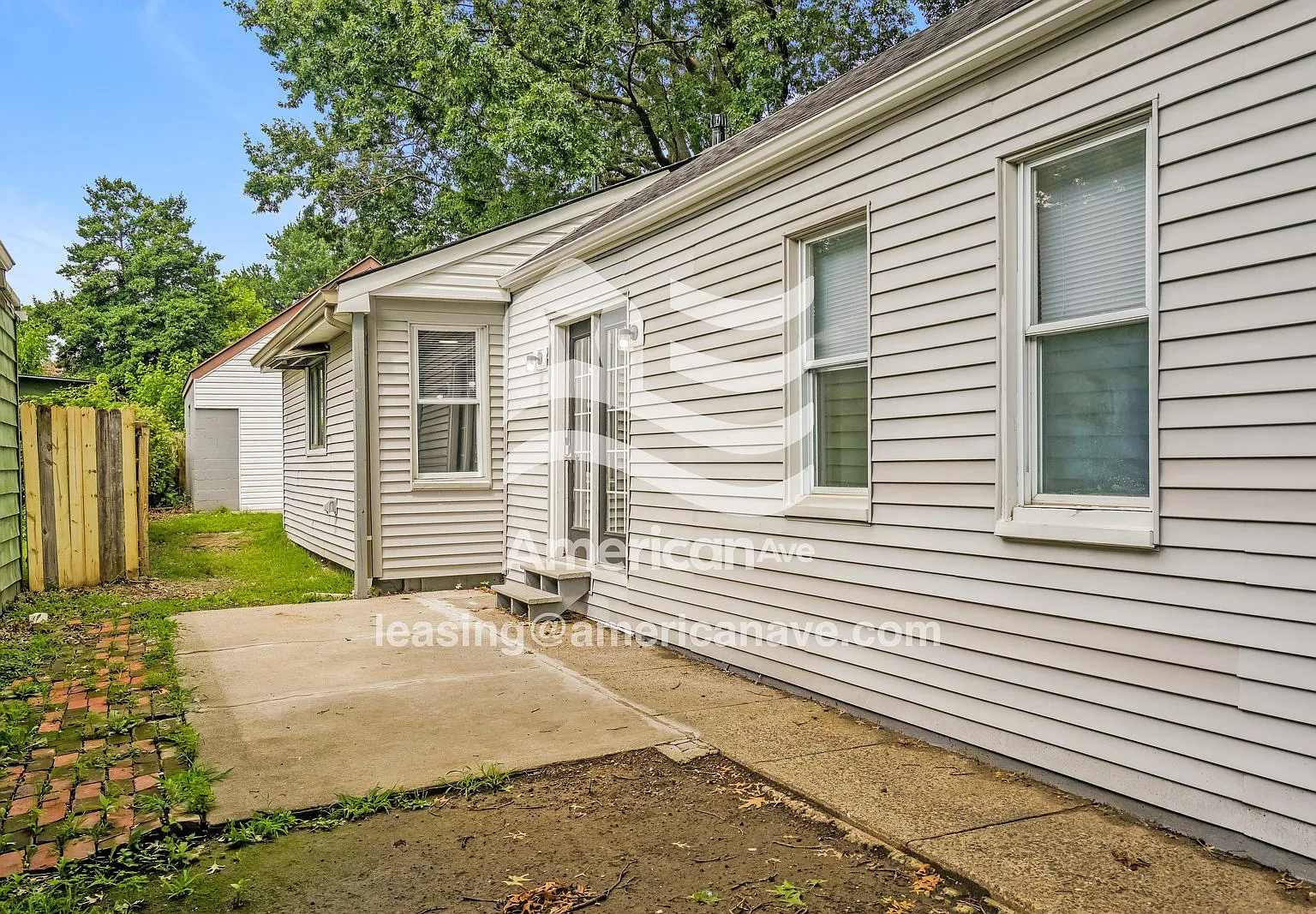 3 bed, 1.0 bath, 1094 sqft, $1,309 — Photo 2