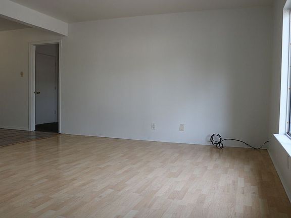 4th image of 1027 N Gladeview Dr