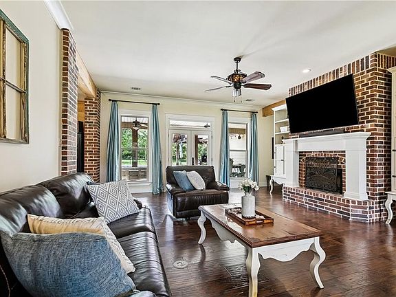 5th image of 278 Oak Downs Dr