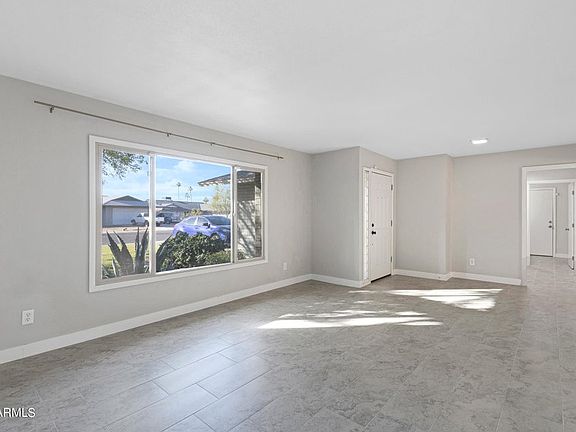 3rd image of 1718 E Manhatton Dr