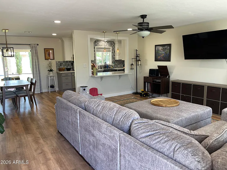 1828 W Lawrence Ln — Photo 3