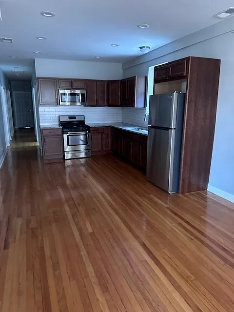 4 bed, $1,900 — Photo 2