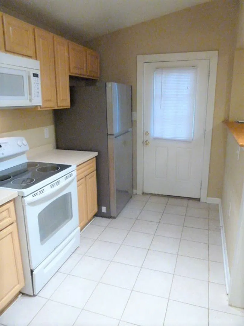 Check out this updated 3br on Stephens St., available in August...walk to campus! — Photo 4