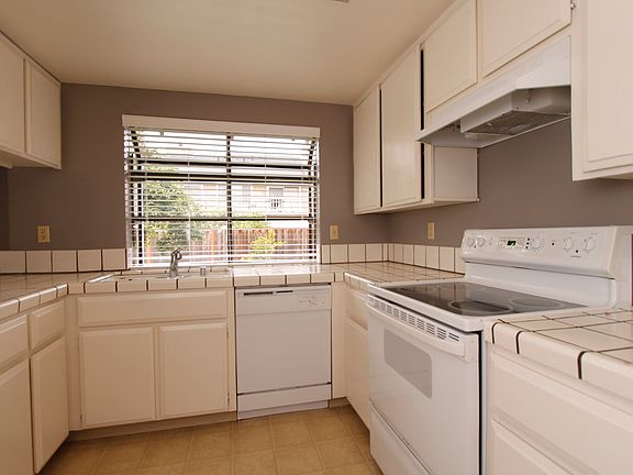 4th image of 423 Via Primavera Dr