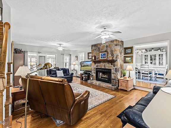 4th image of 128 Woodcrest Ln