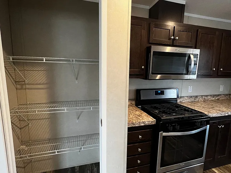 Hillview — Photo 34