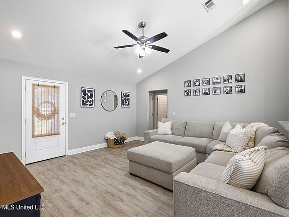 5th image of 47 Summit View Dr