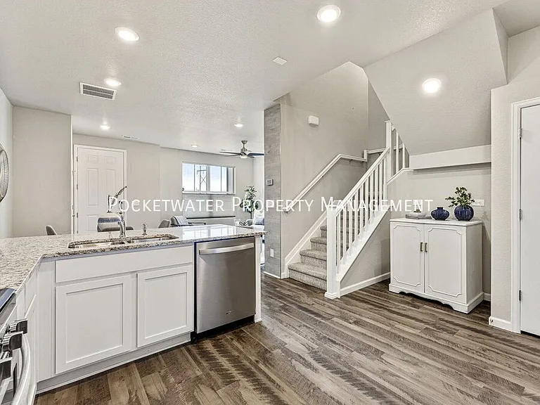176 Ambrose St — Photo 8