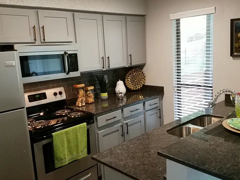 Verde Apartments — Photo 18