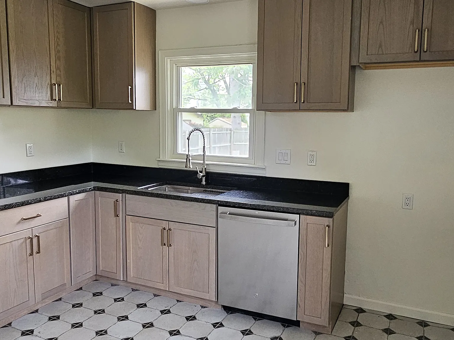 3 bed, 1232 sqft, $1,800 — Photo 2