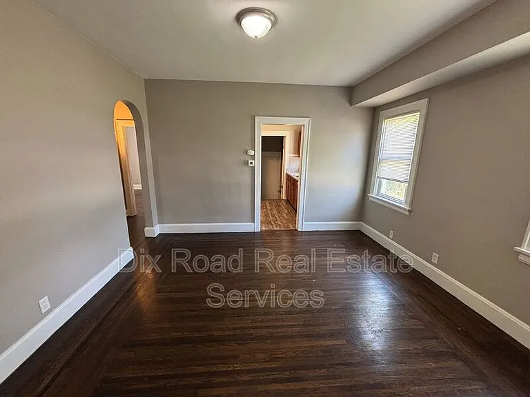 3701 Iona Ave — Photo 10
