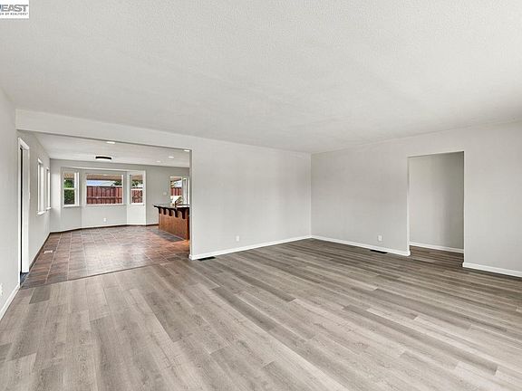 4th image of 37064 Elm St