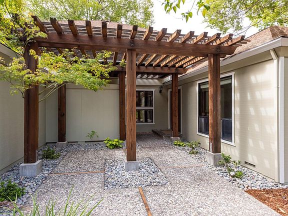 2nd image of 500 Los Arboles Way