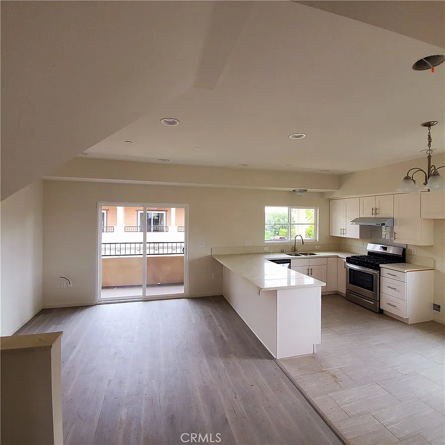 4 bed, 1421 sqft, $4,000 — Photo 3
