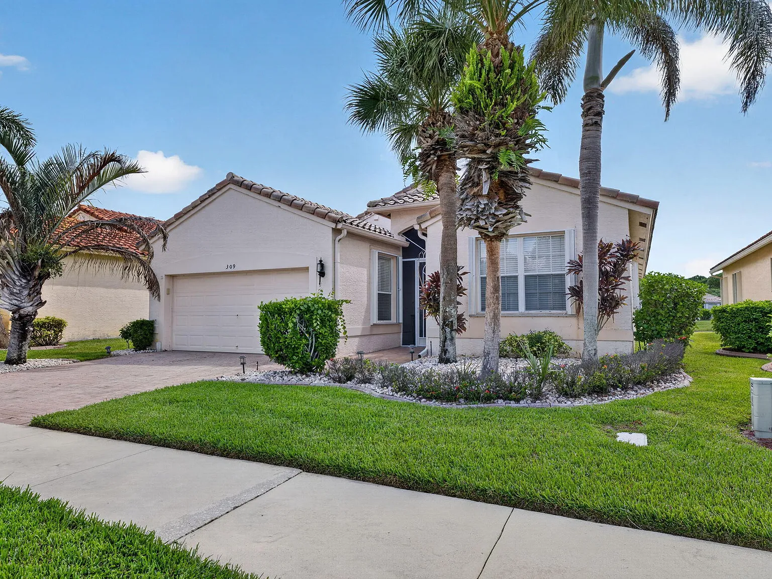 3 bed, 2.0 bath, 1719 sqft, $3,000 — Photo 2