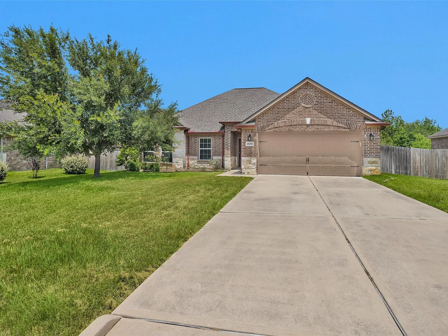 3 bed, 2.0 bath, 1852 sqft, $2,200 — Photo 2