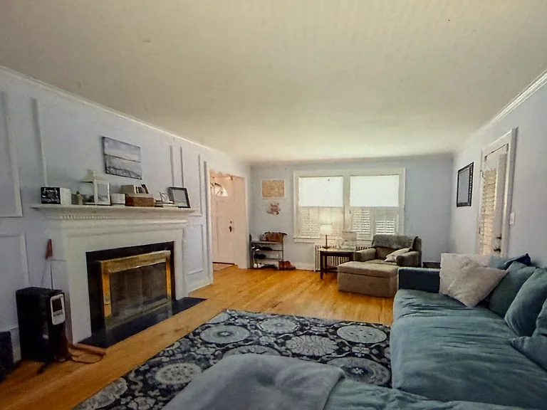 422 Sinclair St — Photo 3