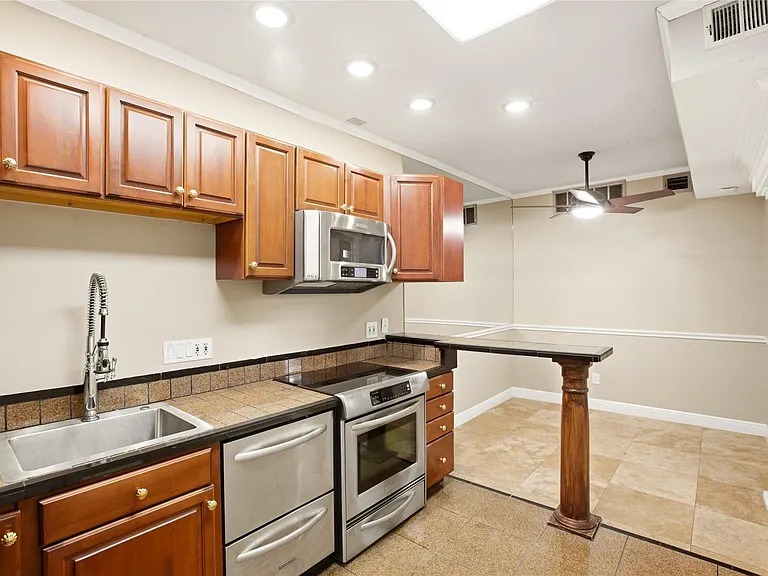 2100 Tanglewilde St #537 — Photo 13
